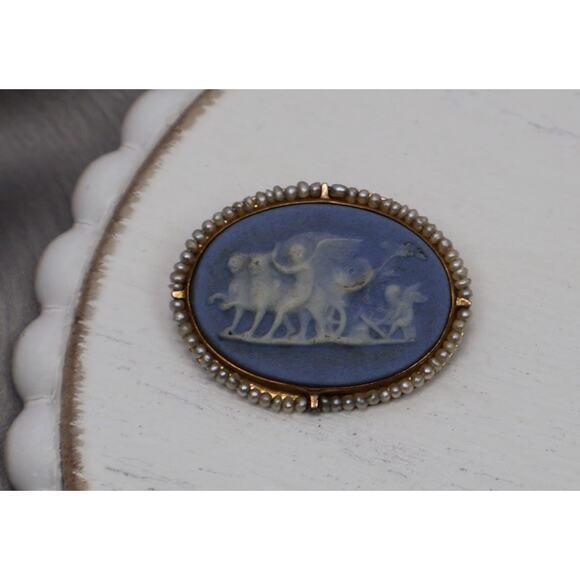 10k Yellow Gold Wedgwood Brooch 4.08G / 0.8in - Picture 1 of 5
